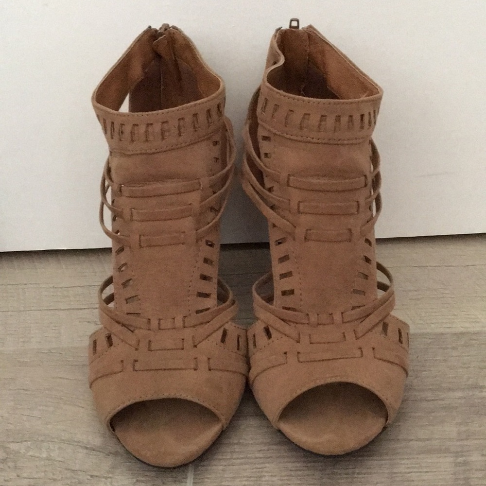 Women’s size 6Toi et Moi tan wedges